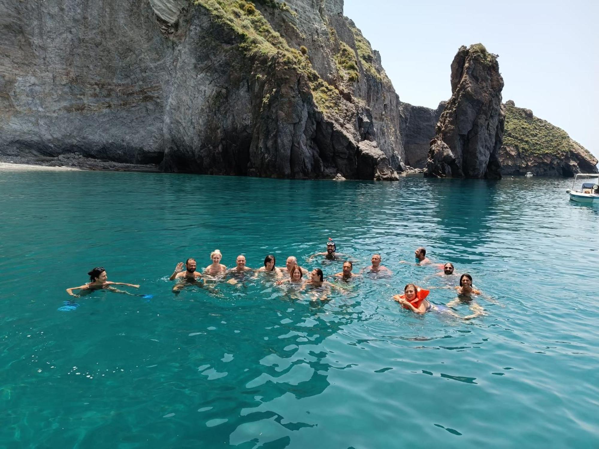 "Appartamento Del Mare Gliaca" Con Vista Isole Eolie,Ampia Terrazza,Wifi E Parcheggio Privato Gratuito 피라이노 외부 사진